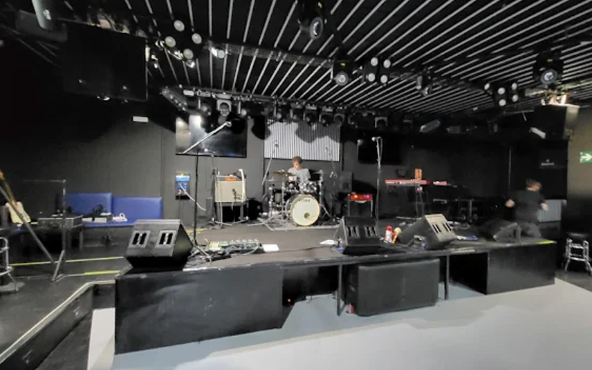 Sala Malandar - Sevilla. Escenario. Concierto por Palestina