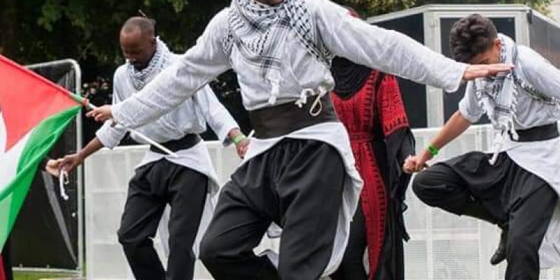 Chicos palestinos danzando DABKE