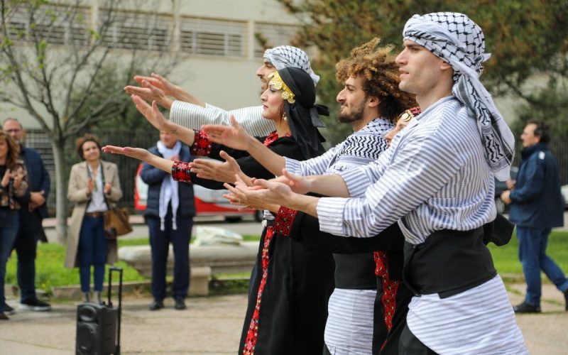 Chicos palestinos danzando DABKE